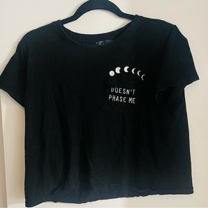 Black cropped tshirt “Doesn’t phase me”